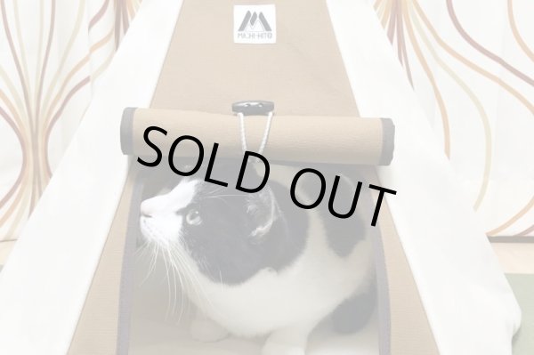 写真のネコは約7kg、コイヌテントがジャストサイズ