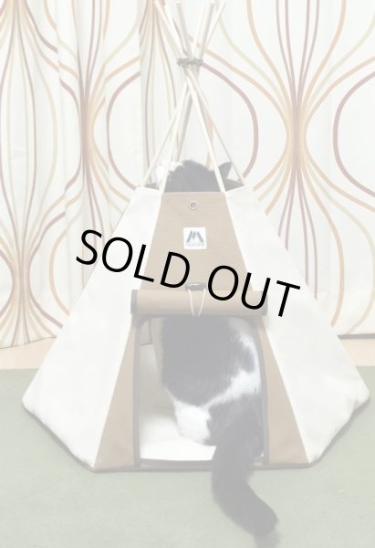 写真のネコは約7kg、コイヌテントがジャストサイズ